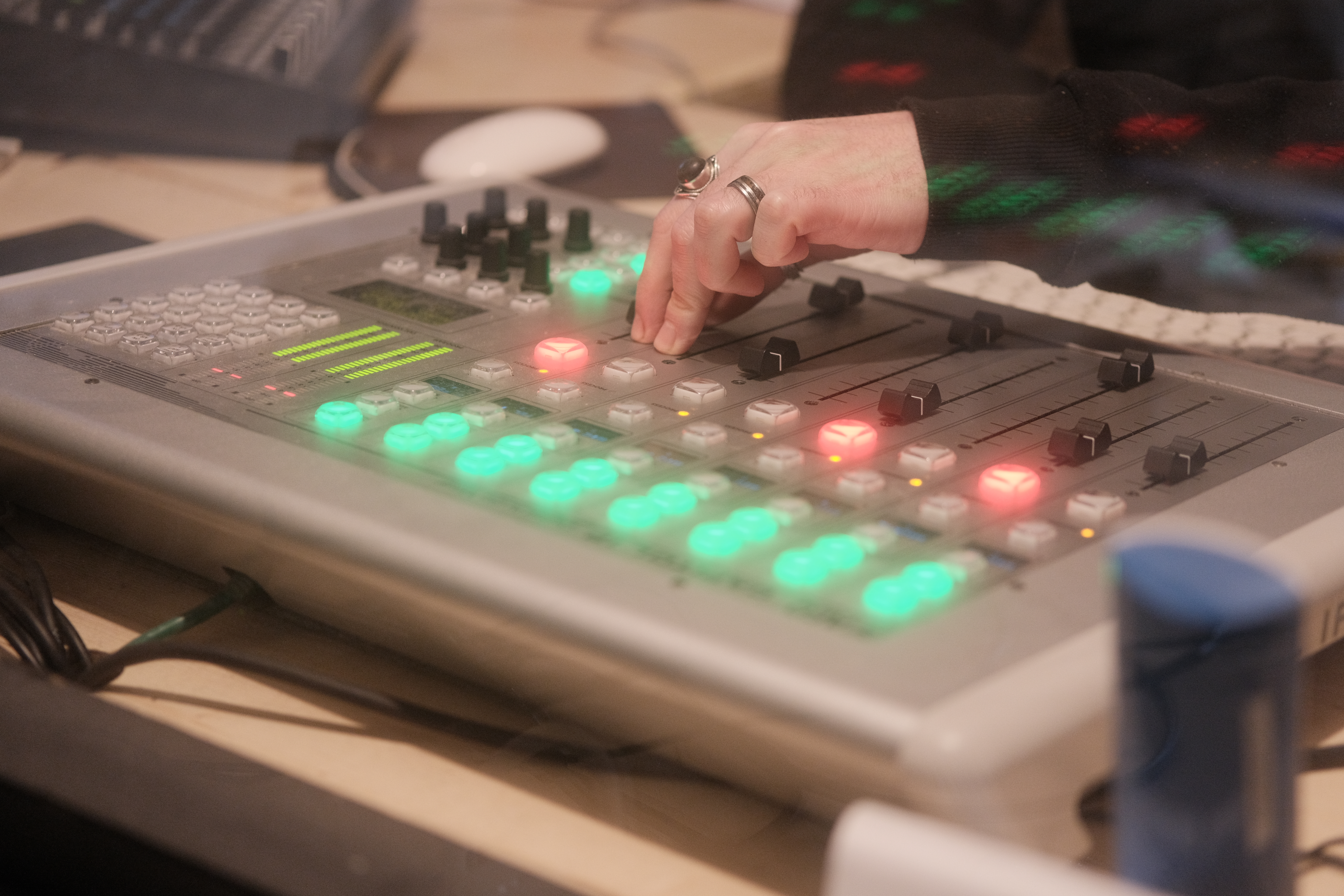Photo d'une main manipulant la console de la régie
