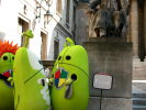 mascottes au pied de Victor Hugo à la Sorbonne, à côté du panneau fermé