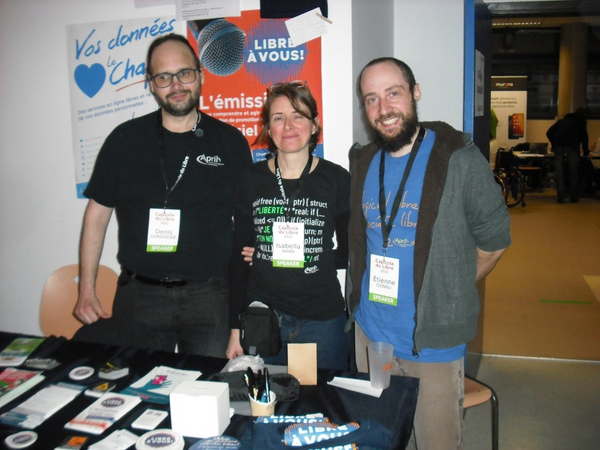 Photo stand April au salon Capitole du Libre avec Denis
  Dordoigne, Isabella Vanni et Étienne Gonnu